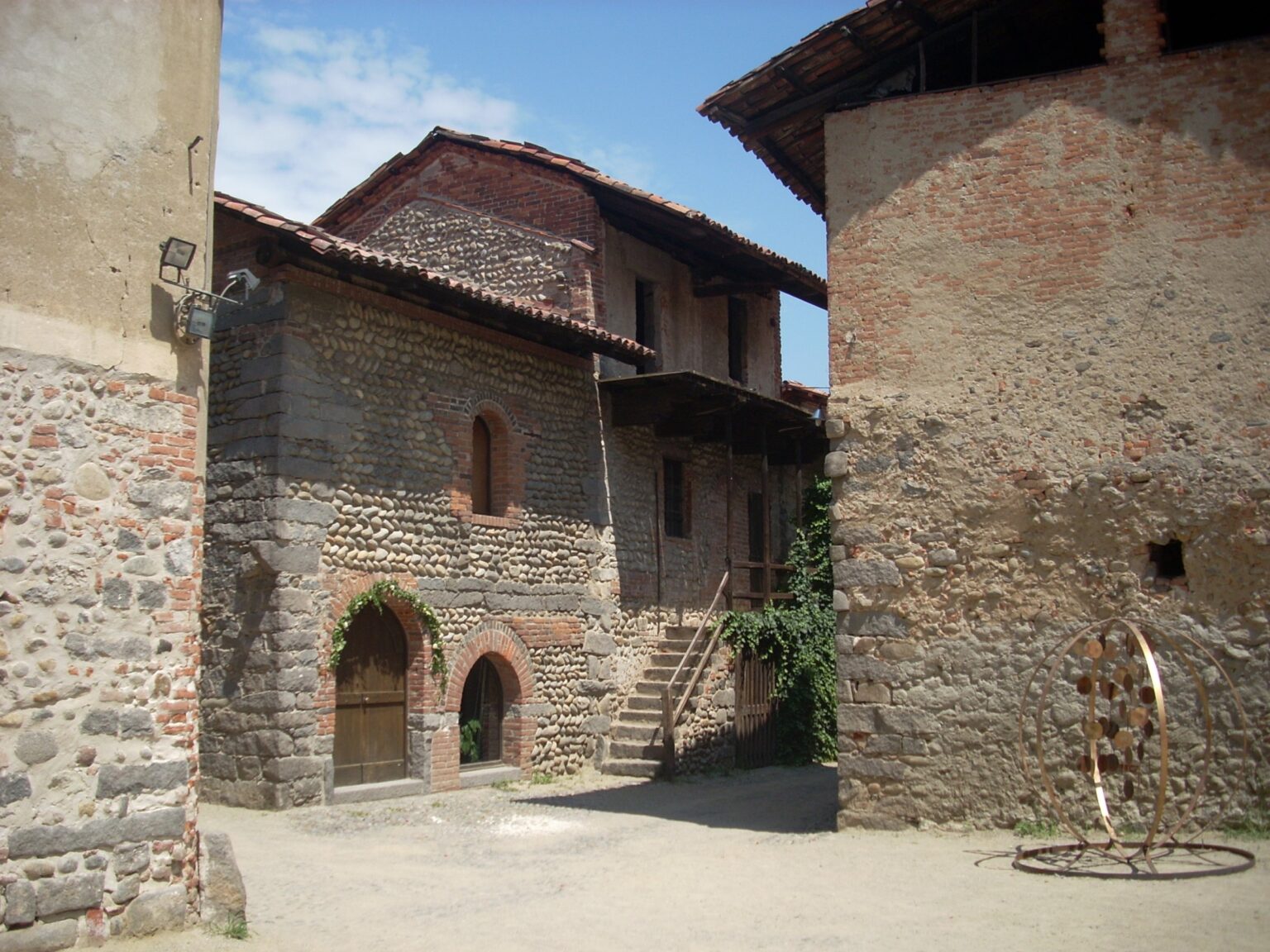 Piazzetta interna del Ricetto con le case in ciottoli