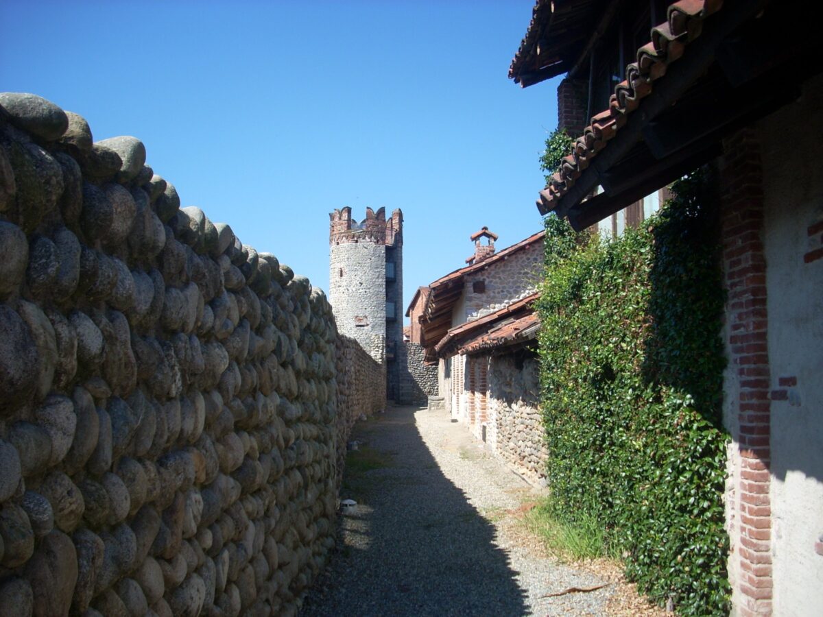 Mura esterne e torre del Ricetto di Candelo