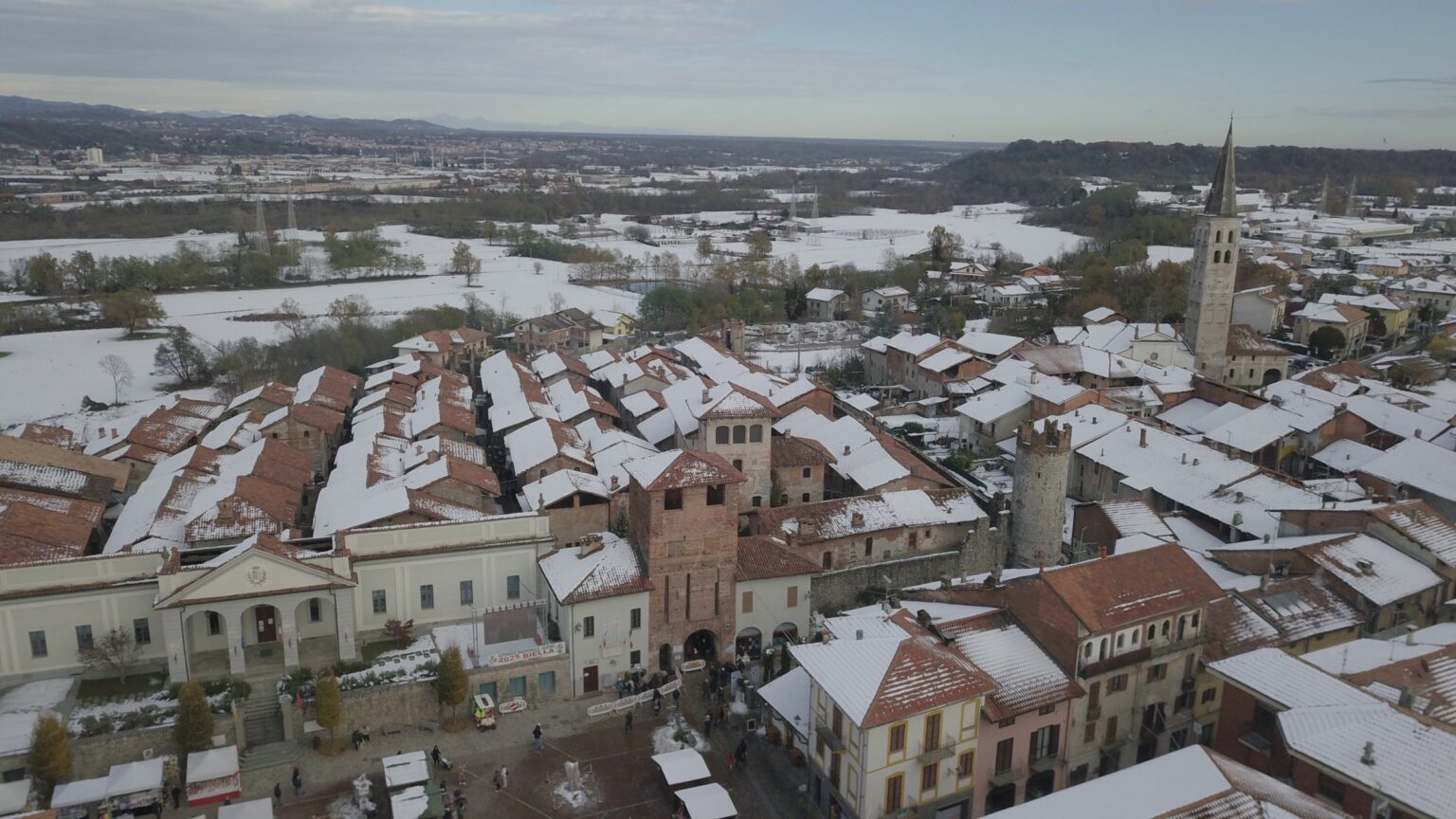 Candelo e il Ricetto visti dall’alto con la pianura
