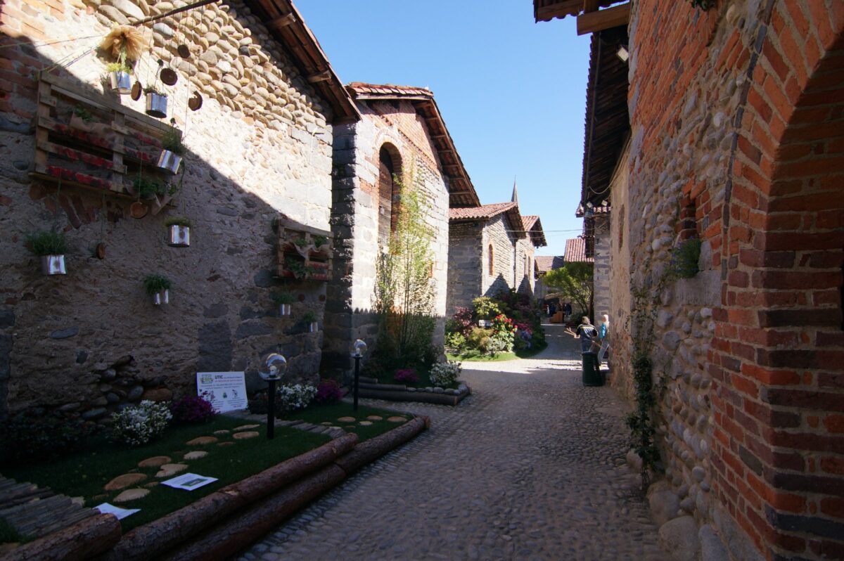 Rua del Ricetto fiorita durante Candelo in Fiore