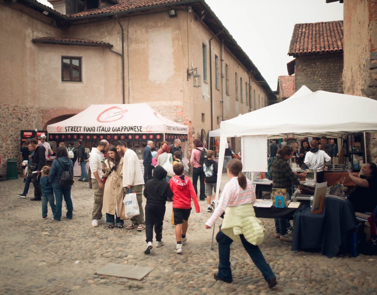 Stand di Fumetti al Ricetto nella piazzetta del Ricetto
