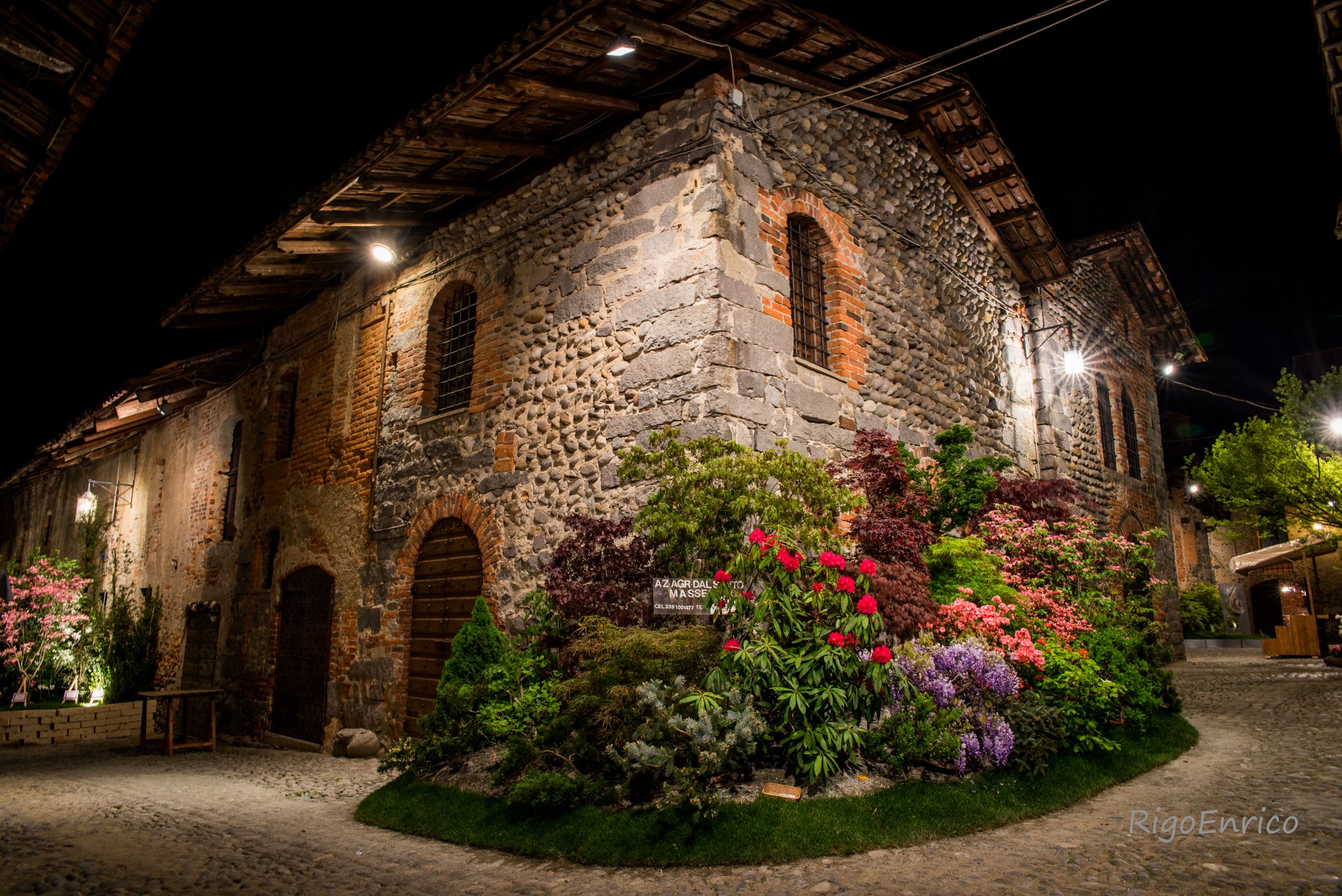Rua del Ricetto fiorita in notturna durante Candelo in Fiore