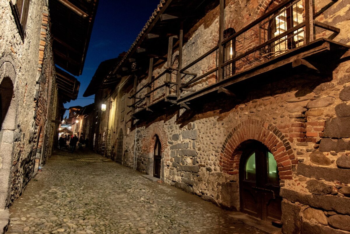 Rua del Ricetto illuminata per il Borgo di Babbo Natale