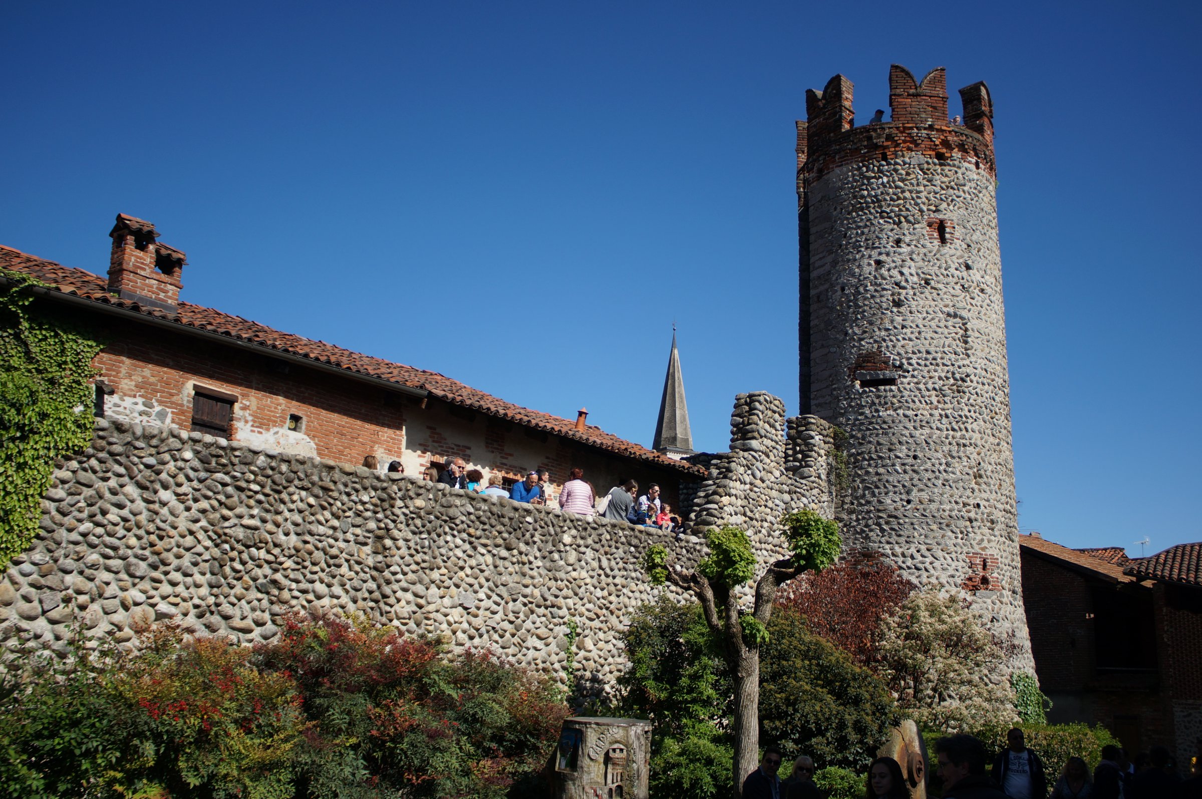 Torre e mura del Ricetto di Candelo contro il cielo azzurro