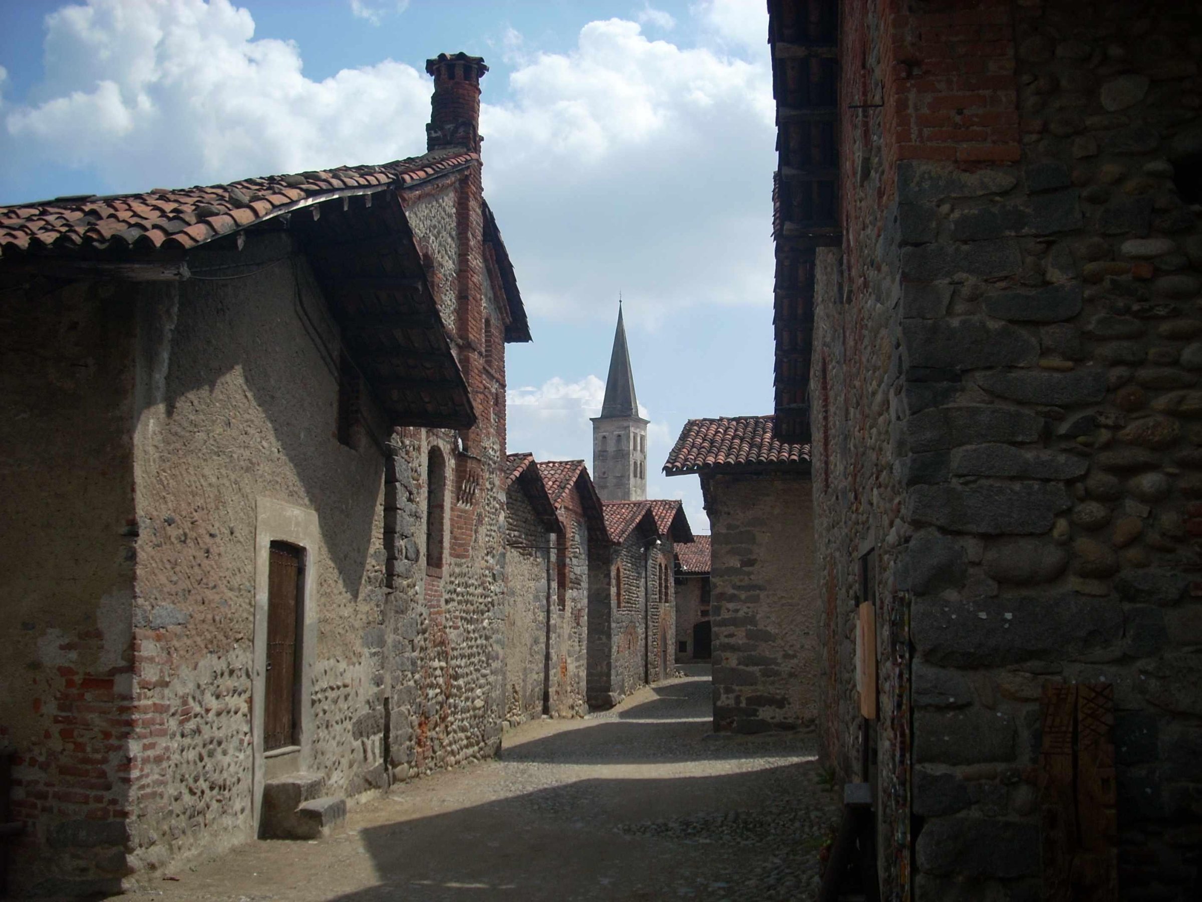 Una rua acciottolata del Ricetto di Candelo