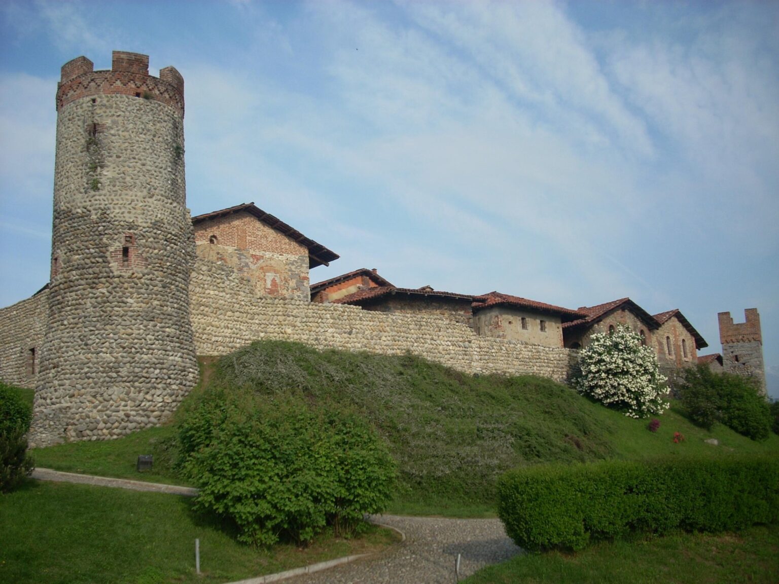 Mura esterne e torre del Ricetto dal prato