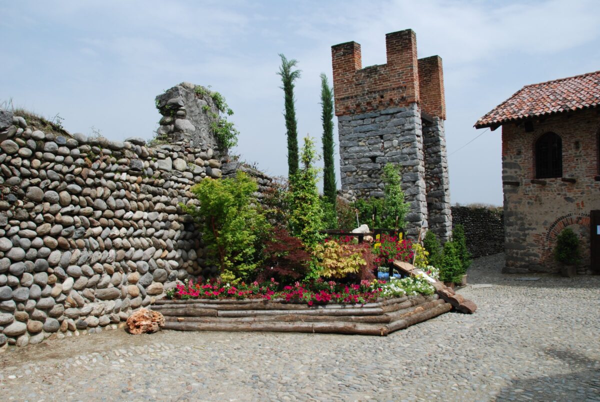 Mura e torre del Ricetto viste da Piazza Castello
