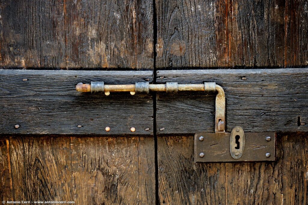 Portone in legno di una cantina del Ricetto
