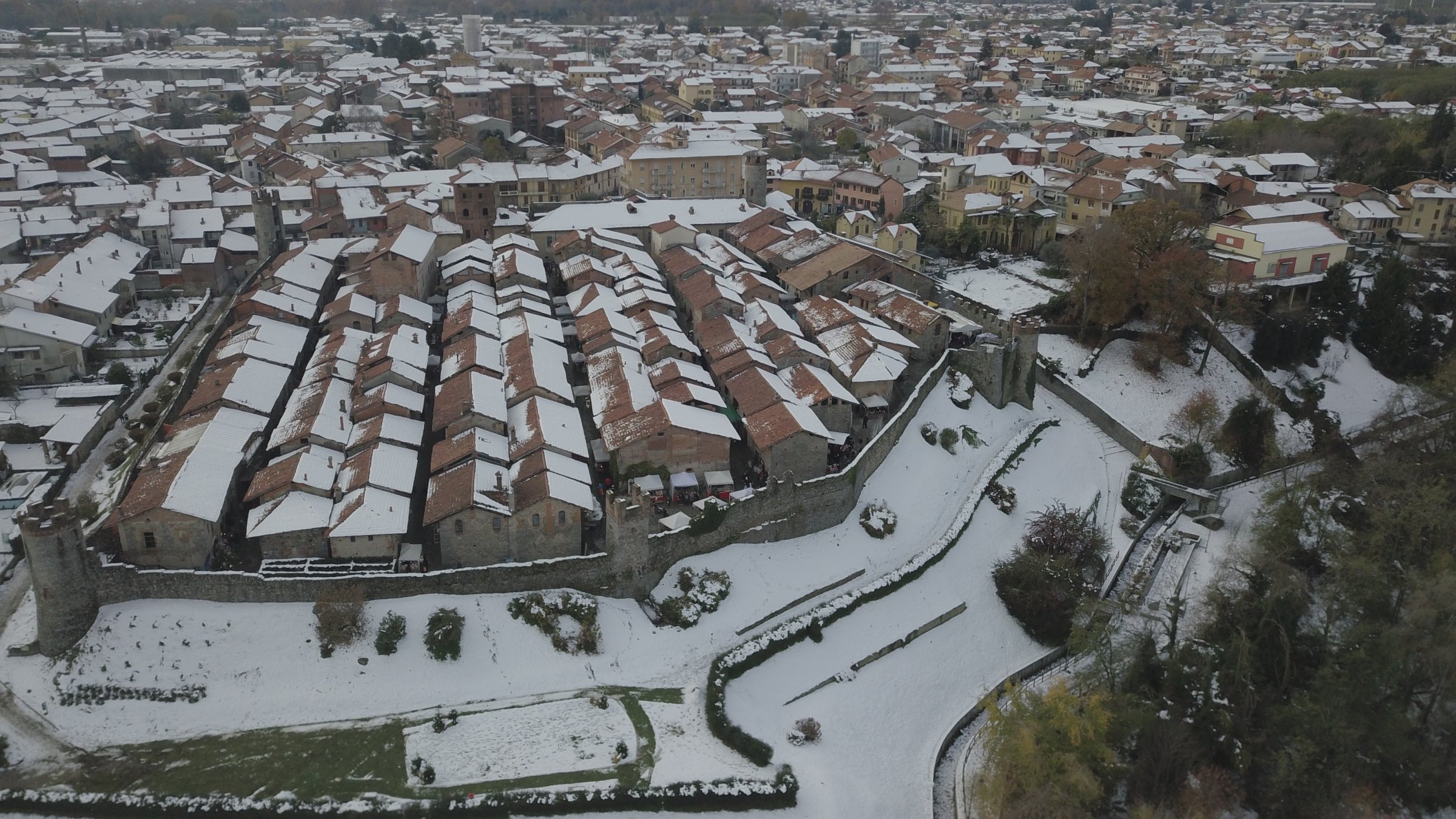 Il Ricetto di Candelo visto dall’alto, innevato