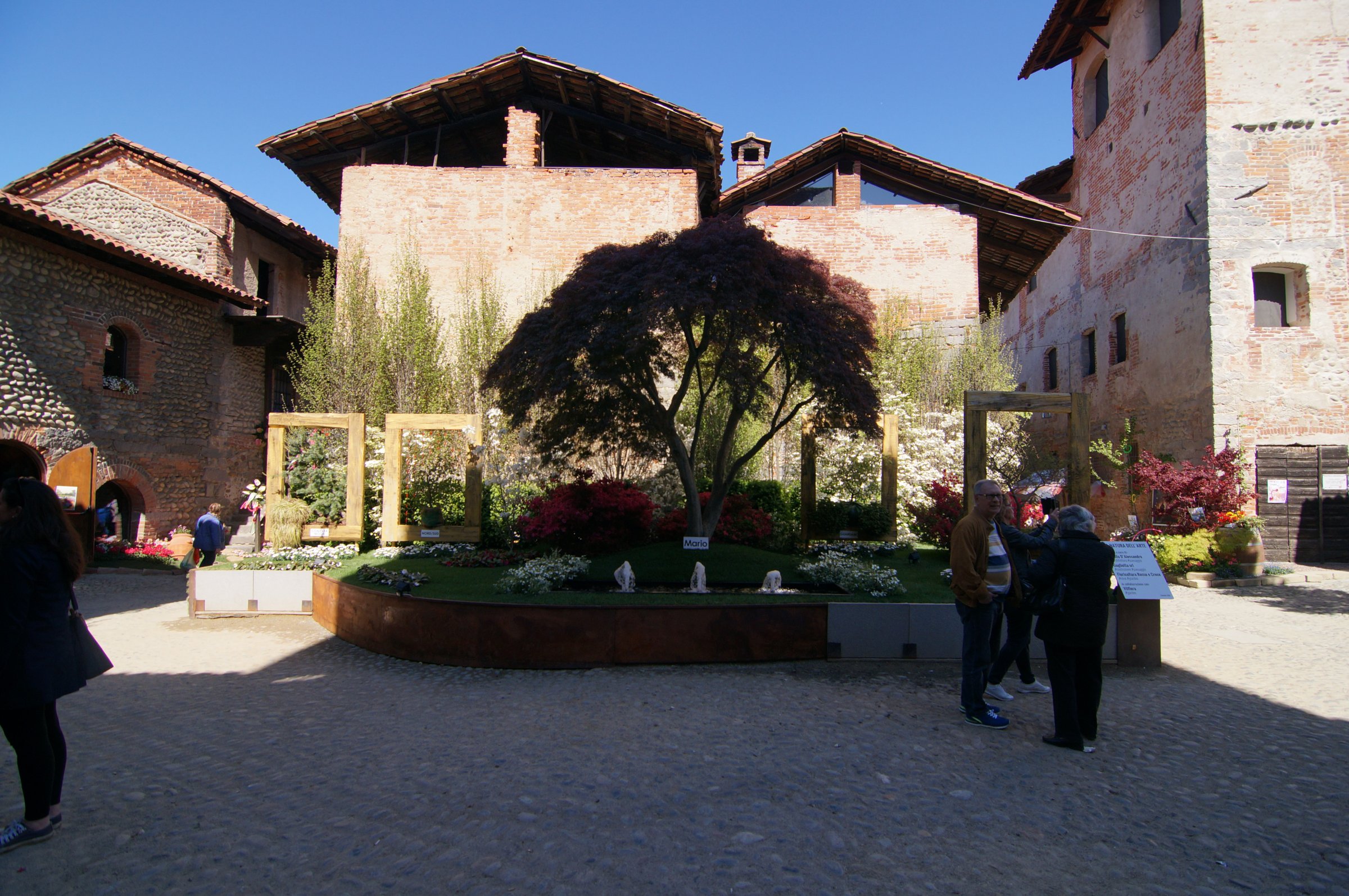 Piazzetta del Ricetto con un’installazione verde