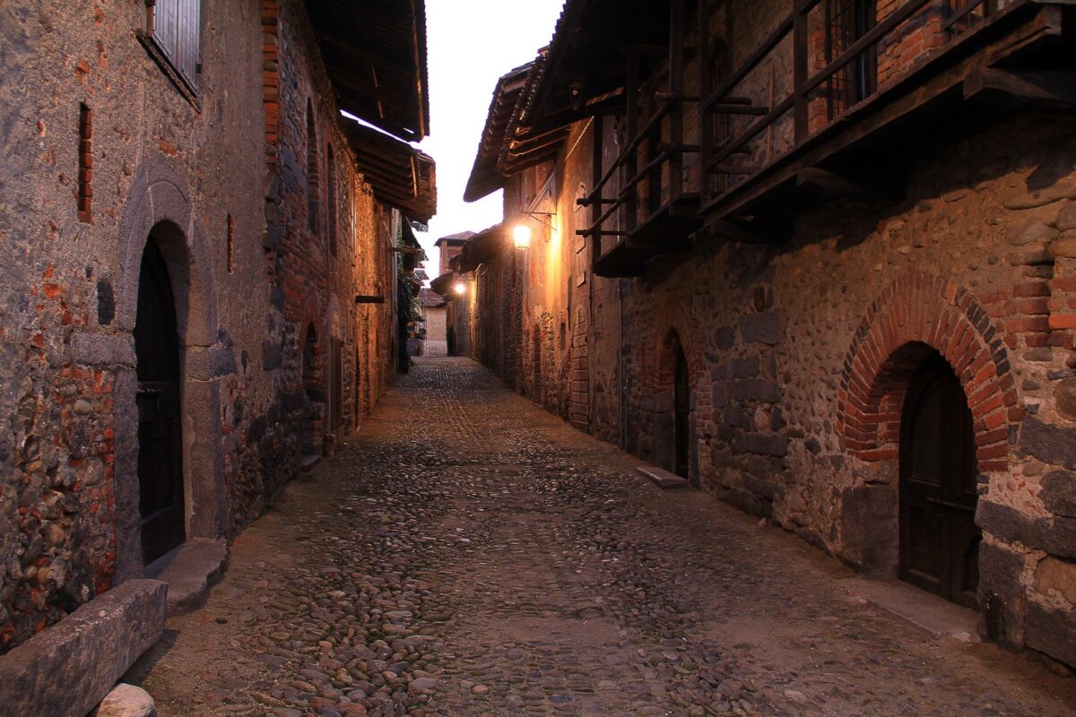 Rua del Ricetto in notturna