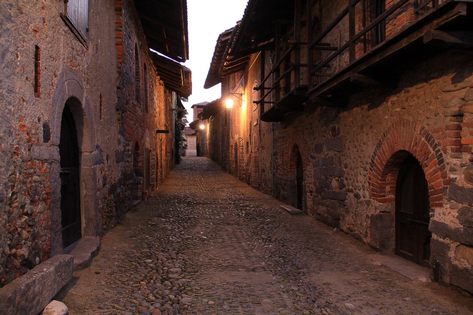 Rua del Ricetto in notturna