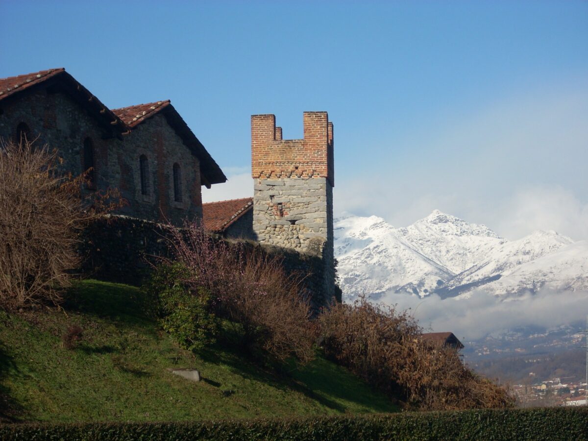 Torre e mura del Ricetto con il Monte Rosa innevato sullo sfondo
