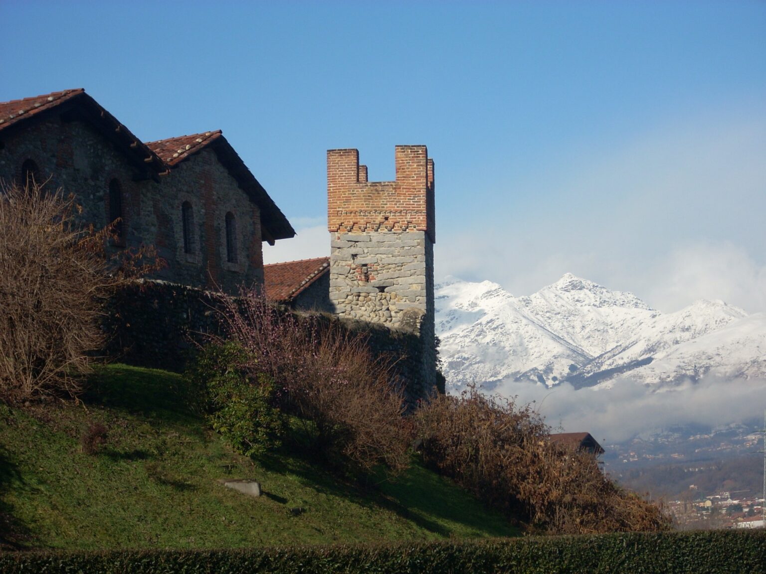 Torre e mura del Ricetto con il Monte Rosa innevato sullo sfondo
