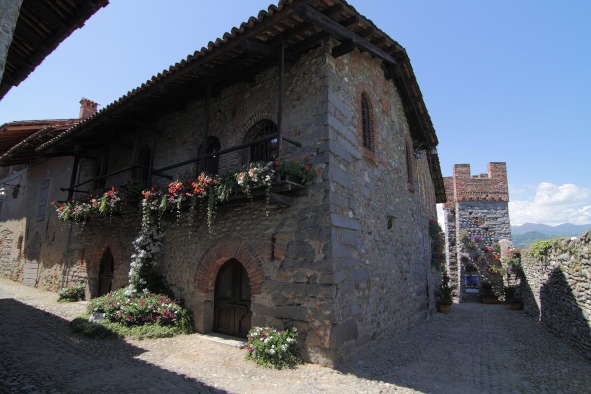 Cellula del Ricetto con lobbia in legno e fiori