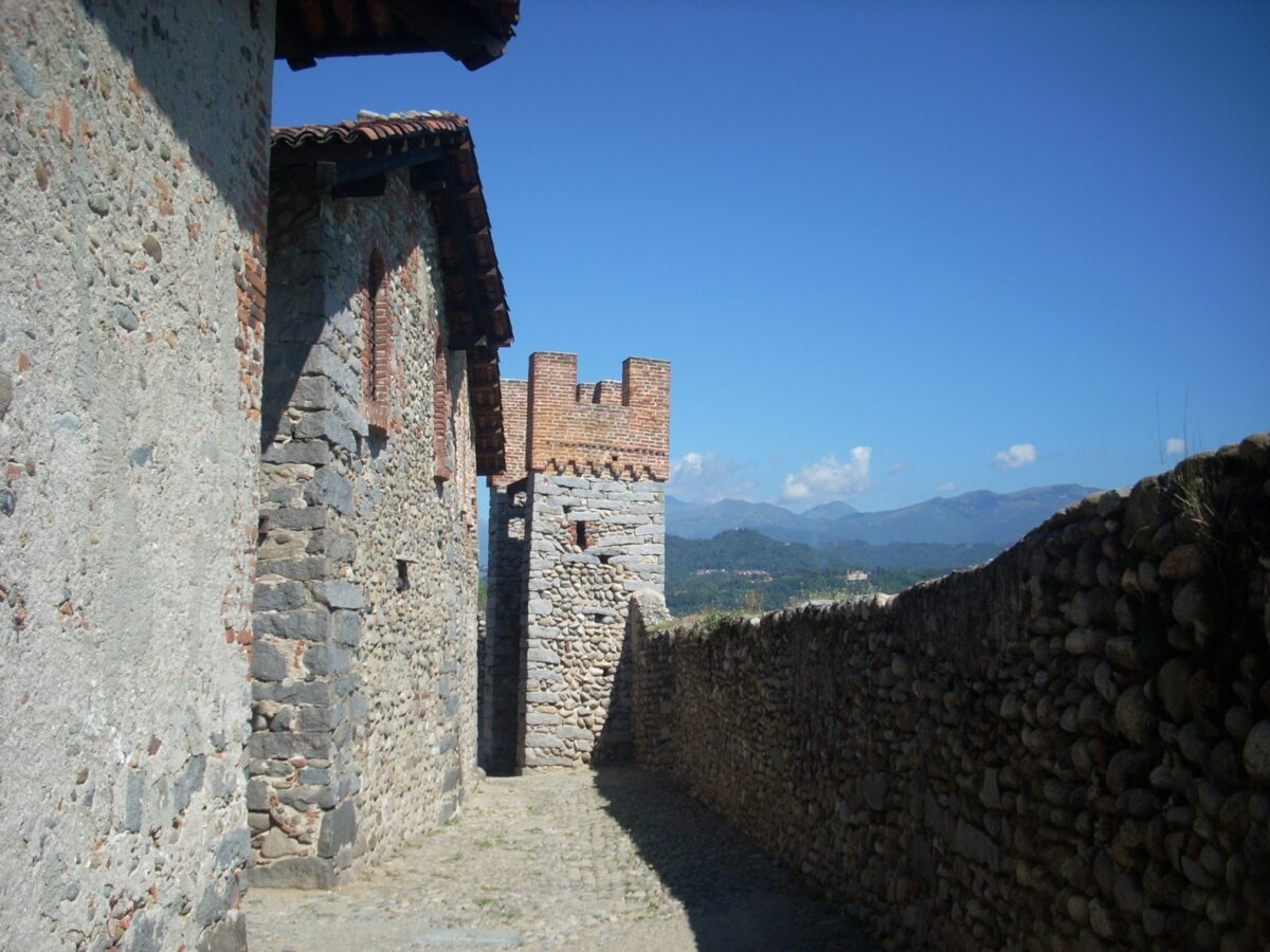Mura del Ricetto con vista sulla pianura