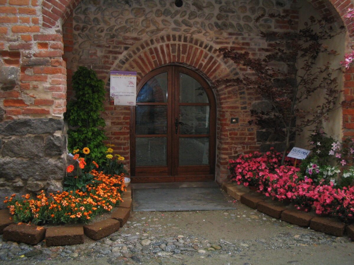 Portale in pietra di una cellula del Ricetto con fiori