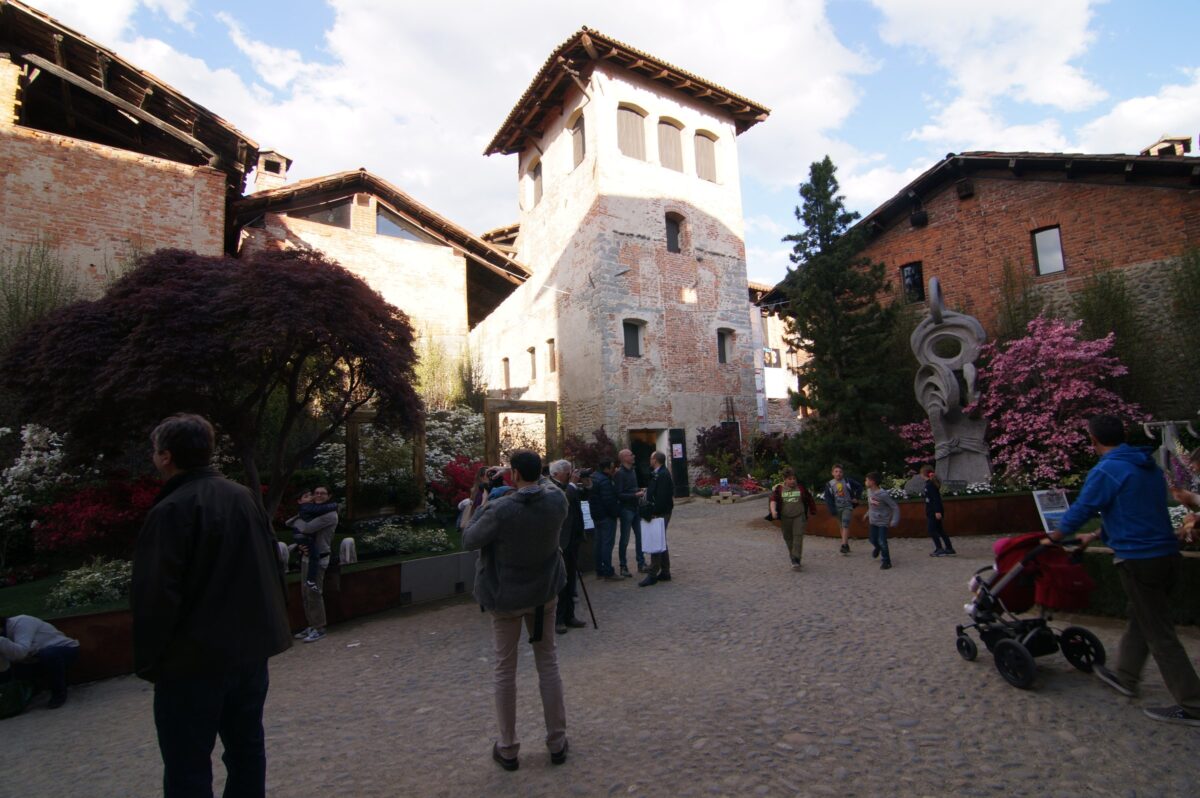 Gruppo di visitatori nella piazzetta del Ricetto