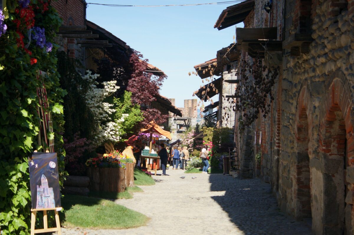 Visitatori lungo una rua del Ricetto